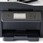 Drukarka Brother DCP-T510W przygotowana do konfiguracji WiFi z widocznym panelem sterowania