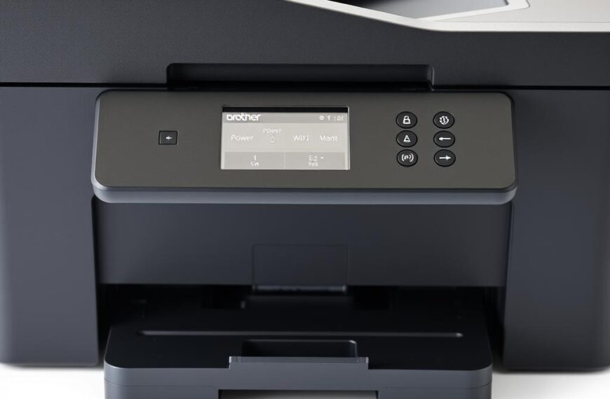 Drukarka Brother DCP-T510W przygotowana do konfiguracji WiFi z widocznym panelem sterowania