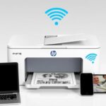Drukarka HP podłączona do sieci WiFi z wieloma urządzeniami korzystającymi z niej bezprzewodowo
