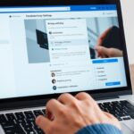 Osoba przeglądająca ustawienia prywatności na Facebooku, skupiając się na sekcji powiadomień o urodzinach